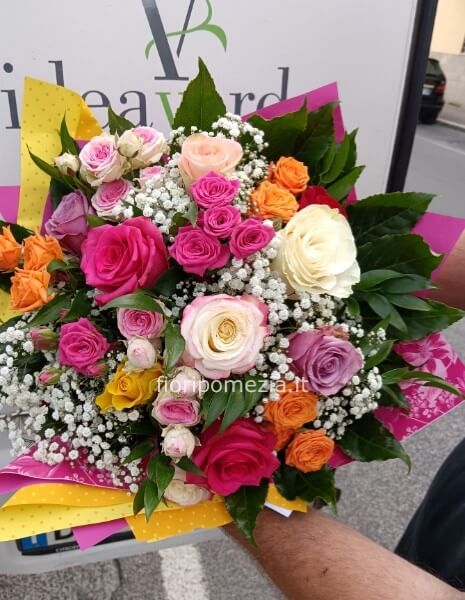 Bouquet di fiori e colori assortiti.