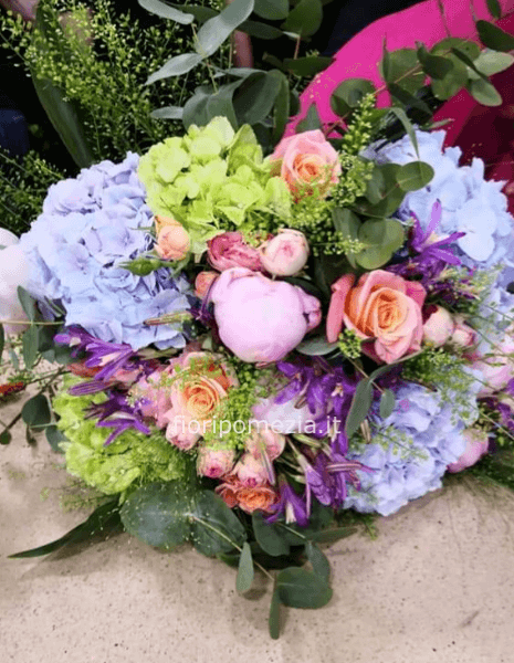 Bouquet assortito di fiori freschi colorati