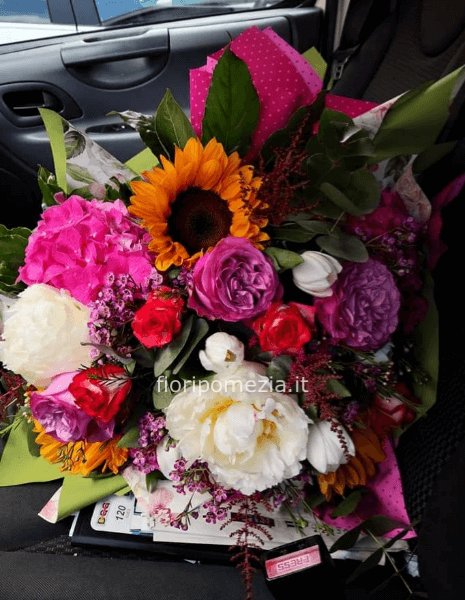 Bouquet di fiori di stagione colori assortiti.