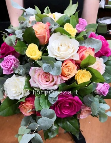 Bouquet di rose colori assortiti.