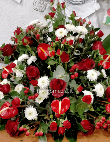 Composizione o cuscino funebre colori rossi