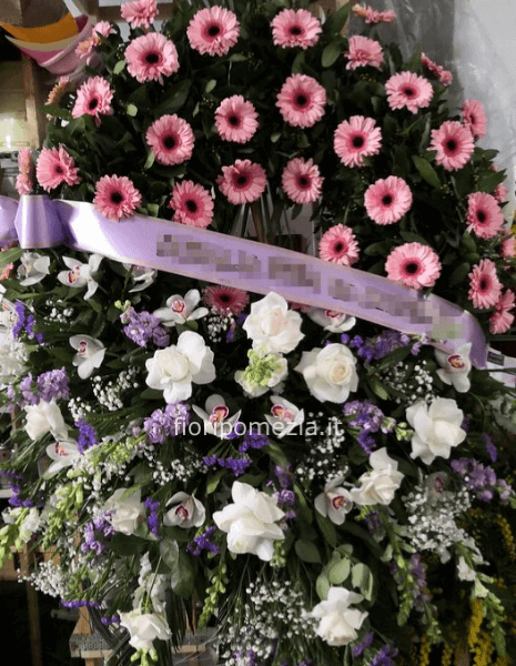 Corona funebre con fiori freschi assortiti