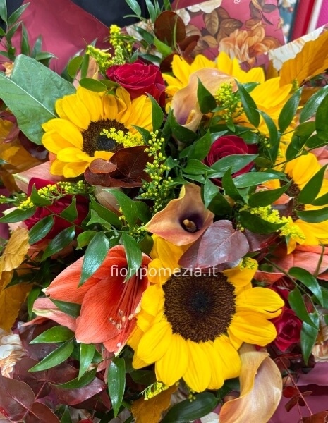 Bouquet di fiori misti in colori autunnali caldi