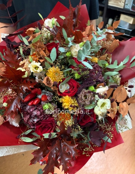 Bouquet di fiori misti in colori autunnali caldi