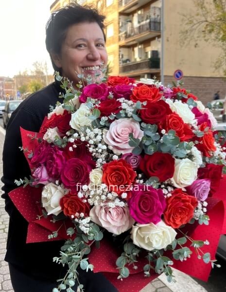 Bouquet di Rose colorate miste con Rose Rosse